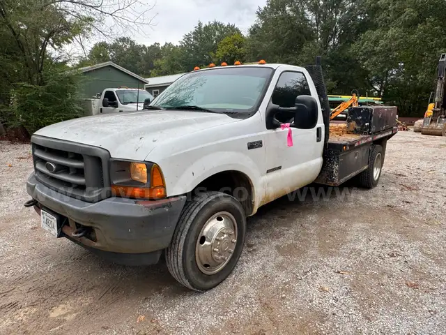 2001 Ford F-450 SD Regular Cab Flatbed Pickup