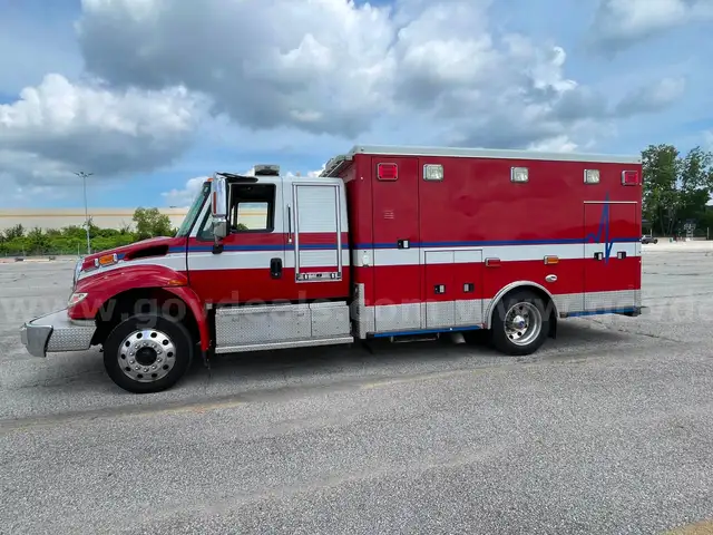 2010 International 4400 LP ambulance emergency response vehicle