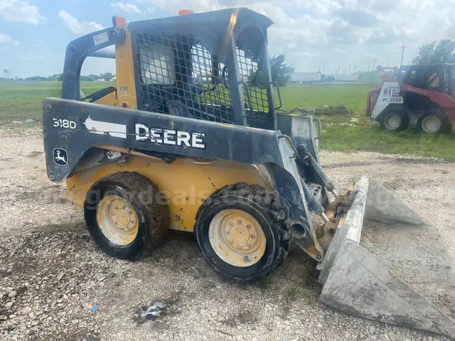 2013 John Deere 318D Skid steer