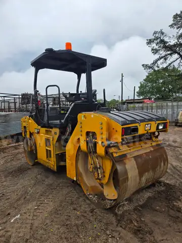Caterpillar CB7 Asphalt Roller
