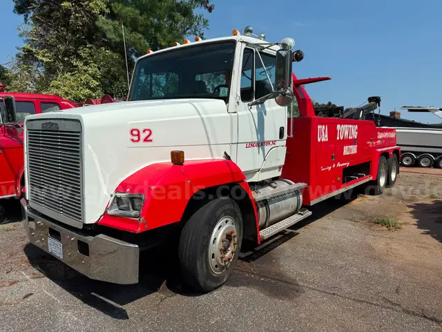 1999 Freightliner Tow Truck with Vulcan V50 Wrecker Bed