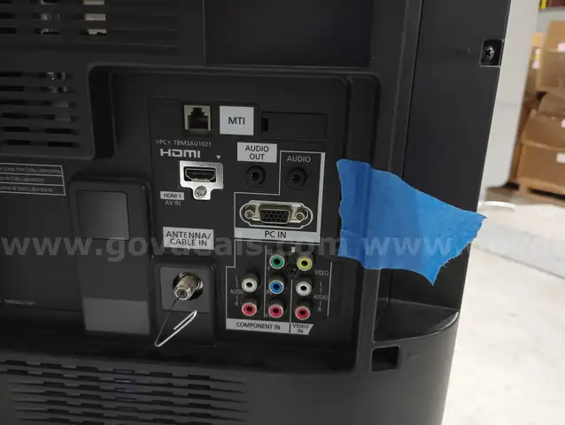 4 32in tv, 4 microwaves, 4 mini fridge combo