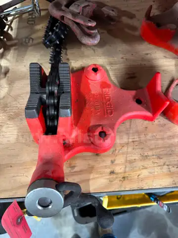 TOP SCREW BENCH CHAIN VISE