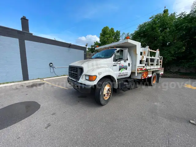 2001 Ford F-750 Stake Bed Truck S/A