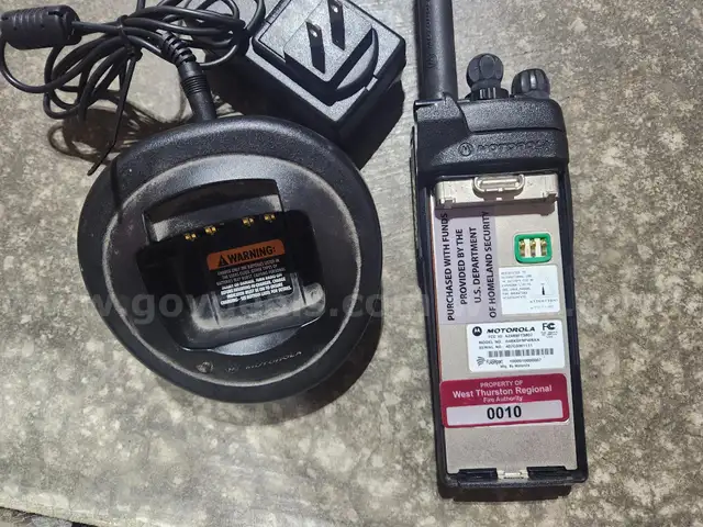 Motorola XTS 2500 Portable Radio &#x26; Charger