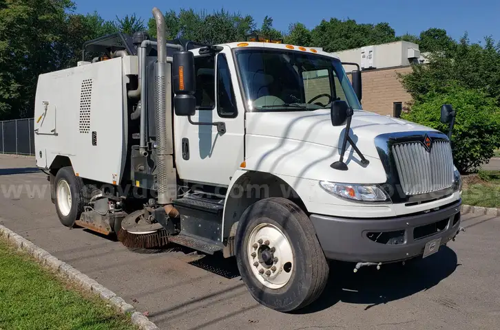 2019 International 4300 Schwarze A7 Tornado Regenerative Air Street Sweeper