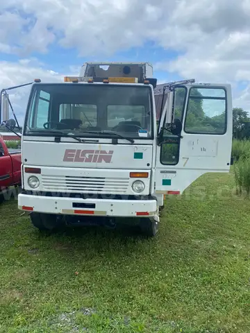 2006 Sterling SC8000 Elgin Crosswind Street sweeper
