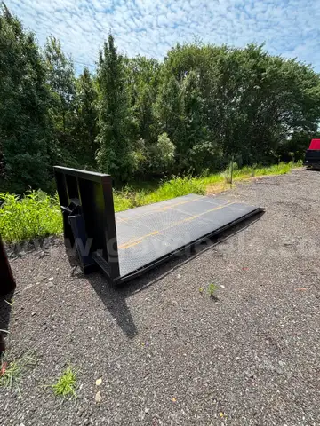 36&#x201D; 16&#x2019; Hook lift flat bed