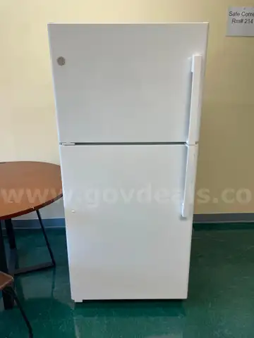 GE 19.2 CU FT. Refrigerator Freezer