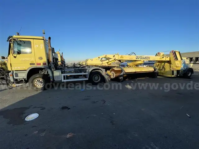 2006 Mercedes-Benz Actros 2041 &#x26; Overaasen Trailer Runway Sweeper RS 400 MKII