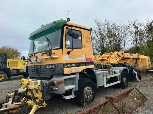 2001 Mercedes-Benz Actros Truck & Overaasen Trailer Runway Sweeper