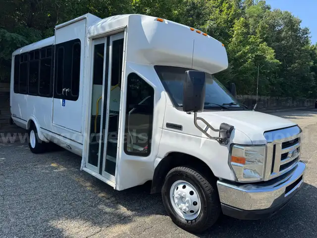 2017 Ford E-450 - 12 Passenger Wheelchair Shuttle Bus