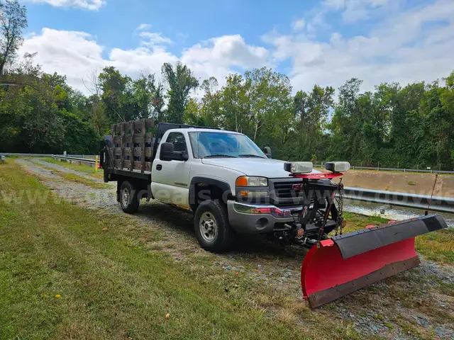 2004 GMC Sierra 2500 HD with Snow Plow