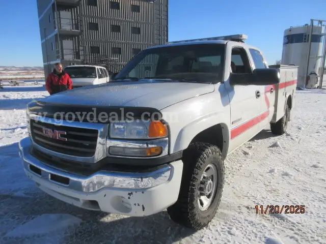 2005 GMC Sierra 3500 4WD Pickup Truck, Service Body - 8.1L V8 OHV 16V.