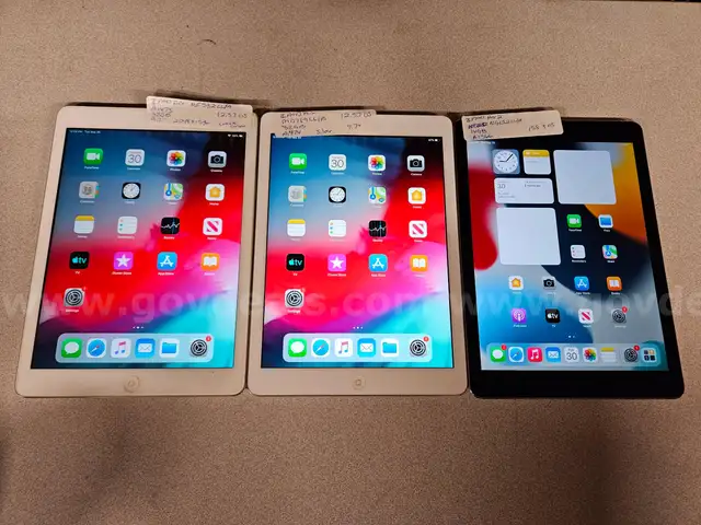 &#x2705; Apple iPads Tablets GREAT Condition --&#x3E; iPad Air / iPad Air 2 [Lot of 3]