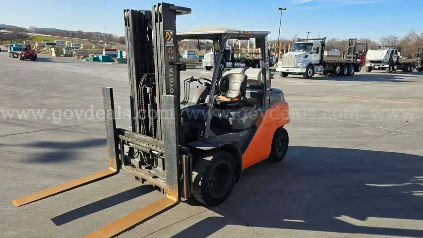 2016 Toyota 8FG35U Pneumatic Tire Forklift