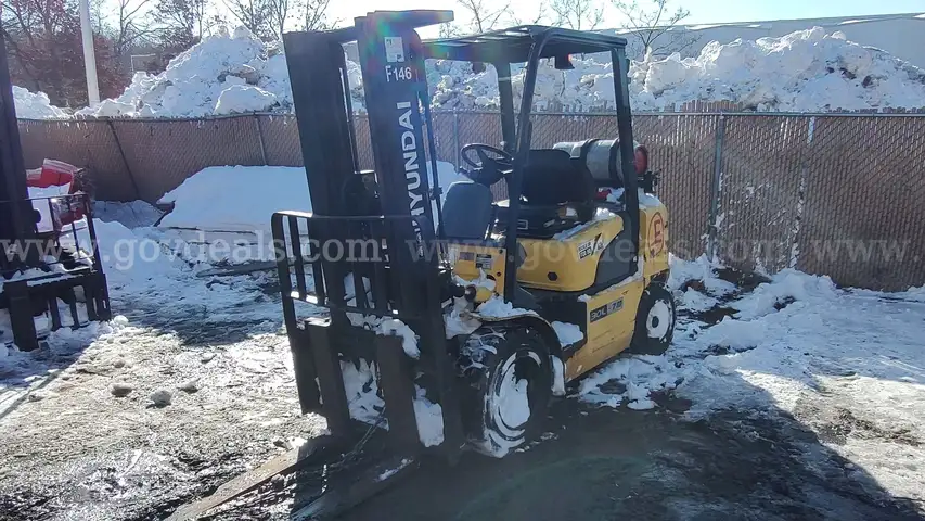 2000 Hyundai 30L-7M Pneumatic Tire Forklift  - Inoperable