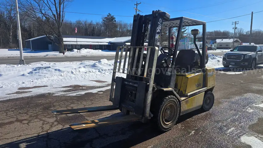 2000 Yale GLP060TGNUAE087  Pneumatic Tire Forklift
