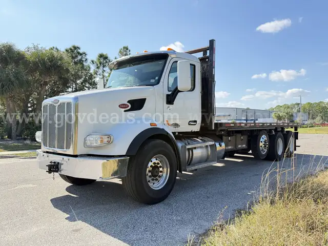 2015 Peterbilt 567 Tri/A Flatbed Truck