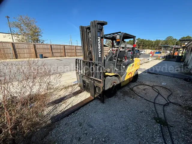 Hyundai 35D-9 Pneumatic Tire Forklift