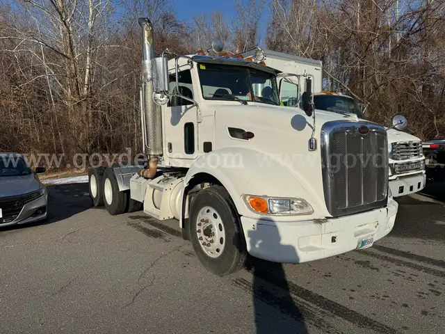 2009 Peterbilt 386 T/A Day Cab Truck Tractor