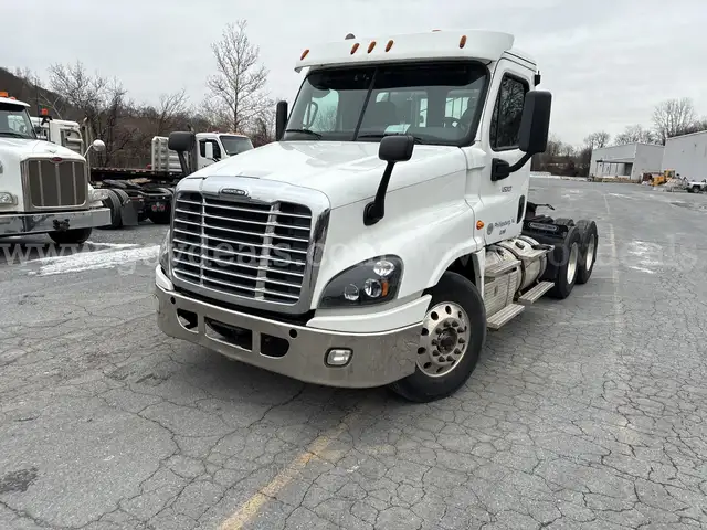 2018 Freightliner Cascadia T/A Day Cab Truck Tractor