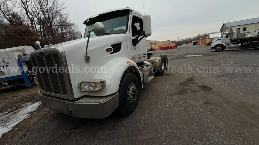 2015 Peterbilt 567 T/A Day Cab Truck Tractor
