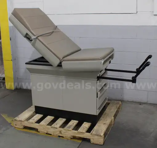 Midmark 404 Examination Table