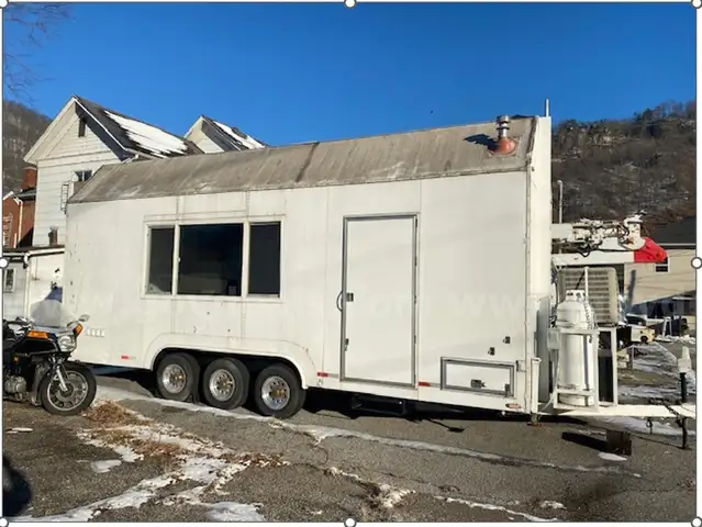 2011 Universal Enclosed Trailer