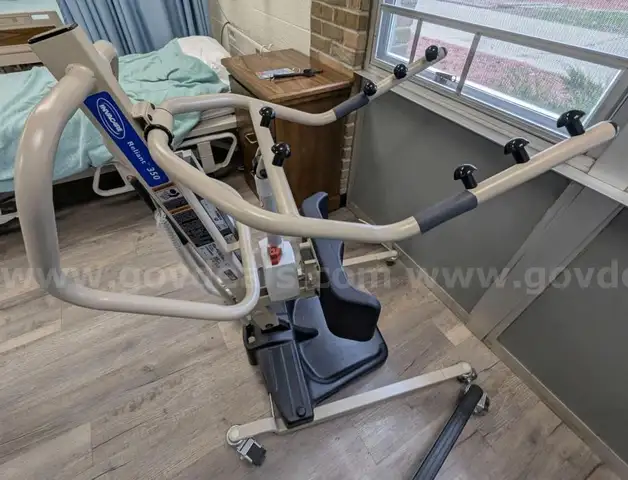 Invacare Relaint 350 Lift with Charging Station