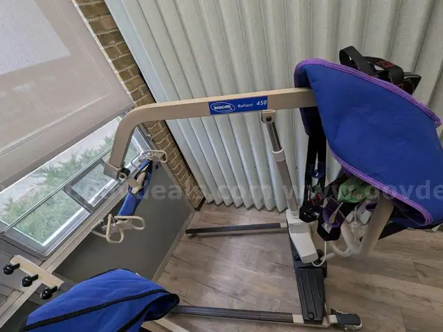 Invacare Relaint 450 Lift with Charging Station