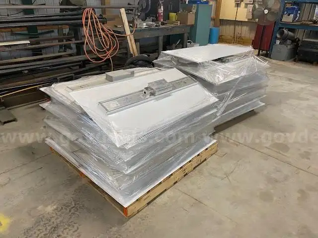 LED RECESSED LIGHTING / SHOP LIGHTS ( LOT OF 39 UNITS)