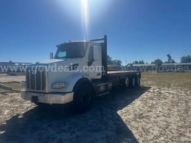 2015 Peterbilt 567 24 Ft Flatbed Truck