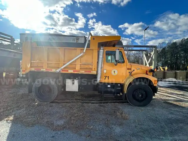 Truck 71 - 1999 International 4900