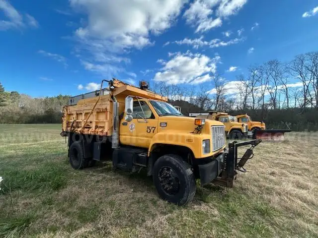 Truck 57 - 2001 GMC C7H042