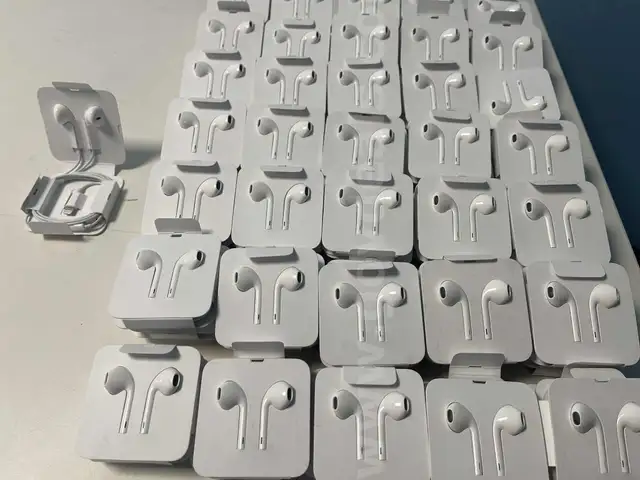 Lot 100, Apple EarPods with Lightning Connector &#x2013; Brand New (Pulled from iPhone Box) &#x2013; Unused