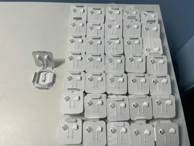 Lot 400, Apple EarPods with Lightning Connector &#x2013; Brand New (Pulled from iPhone Box) &#x2013; Unused