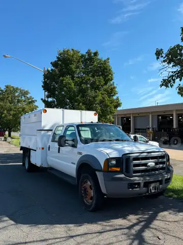 2007 Ford F-550 with Chipper Body
