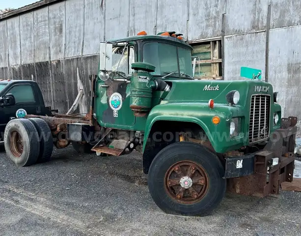 1988 Mack RD690P
