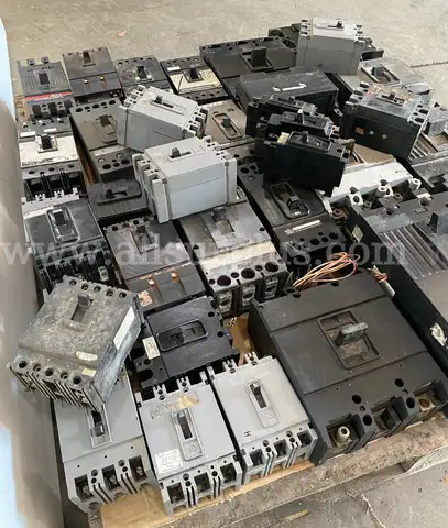 *LARGE LOT OF INDUSTRIAL CIRCUIT BREAKERS*