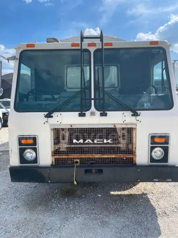 2002 Mack LE613