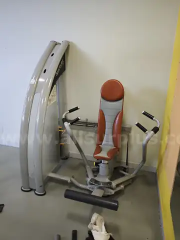 SPORTSART FITNESS  Chest Press