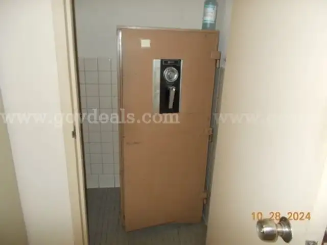 Heavy‑Duty Metal Safe – Combination Lock