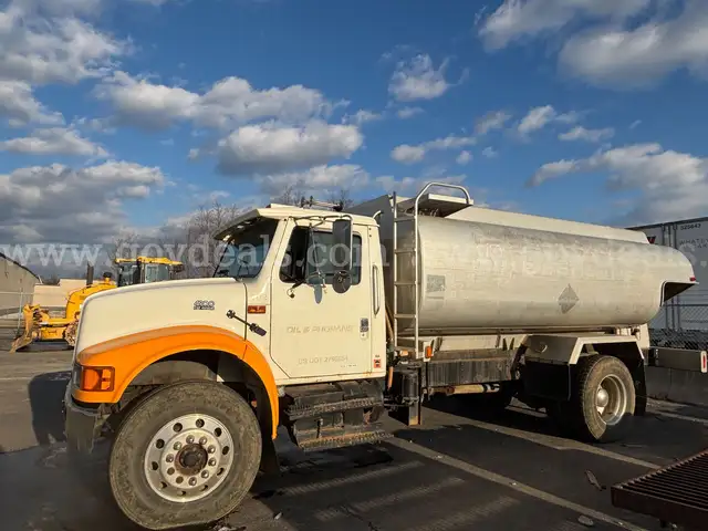 2002 International 4900 CONVENTIONAL CAB, 7.6L L6 DIESEL. 4x2  (FUEL TRUCK)