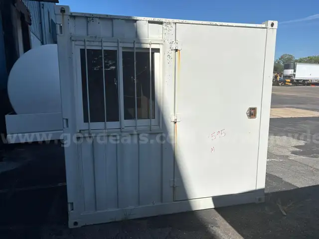 CONNEX CONTAILER/ GUARD SHED 7&#x27;X6&#x27; WITH POSTS (10) &#x26; QUCKCRETE (2) 000339