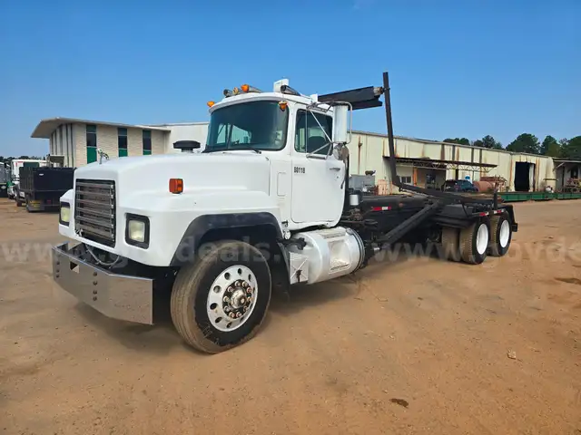 2000 Mack RD688S T/A  Roll Off Truck