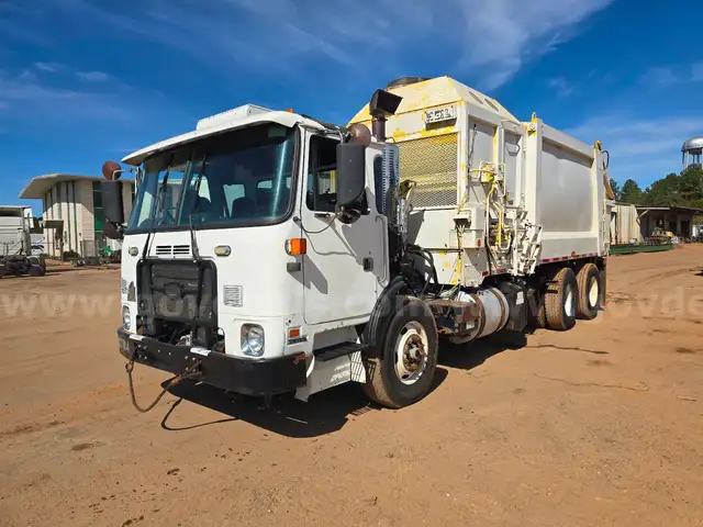 2014 Autocar ACX Xpeditor Heil 28 Cu Yard Side Load Garbage Truck