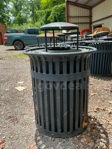 Outdoor Slatted Steel Trash Can/Bonnet Lid