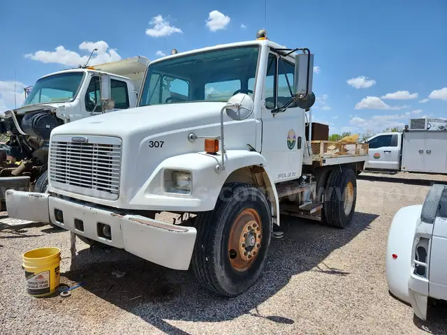 2001 Freightliner FL70 -