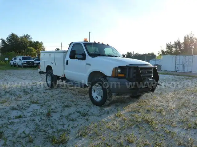 2006 FORD F-350 SD CHASSIS AND CAB, 4WD